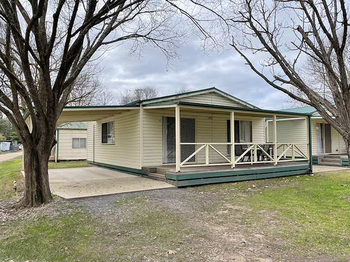 Cabin accommodation in Howlong NSW on Murray River