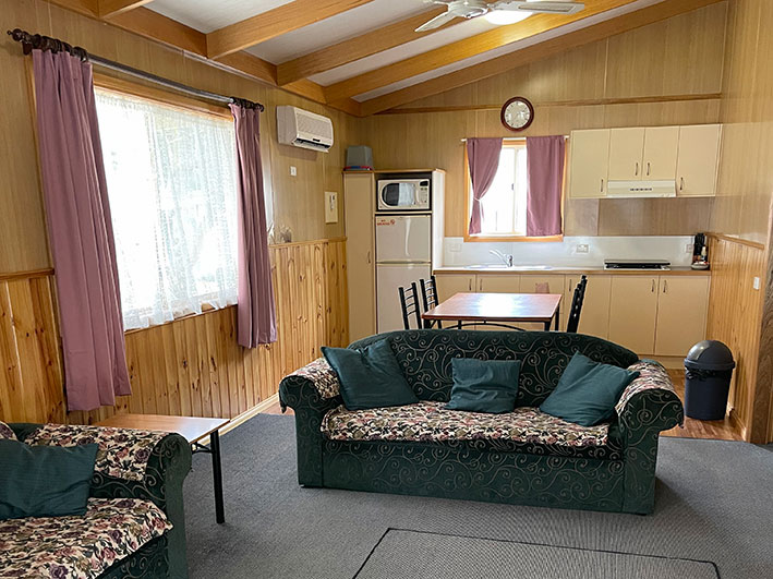 Cabin accommodation in Howlong NSW on Murray River
